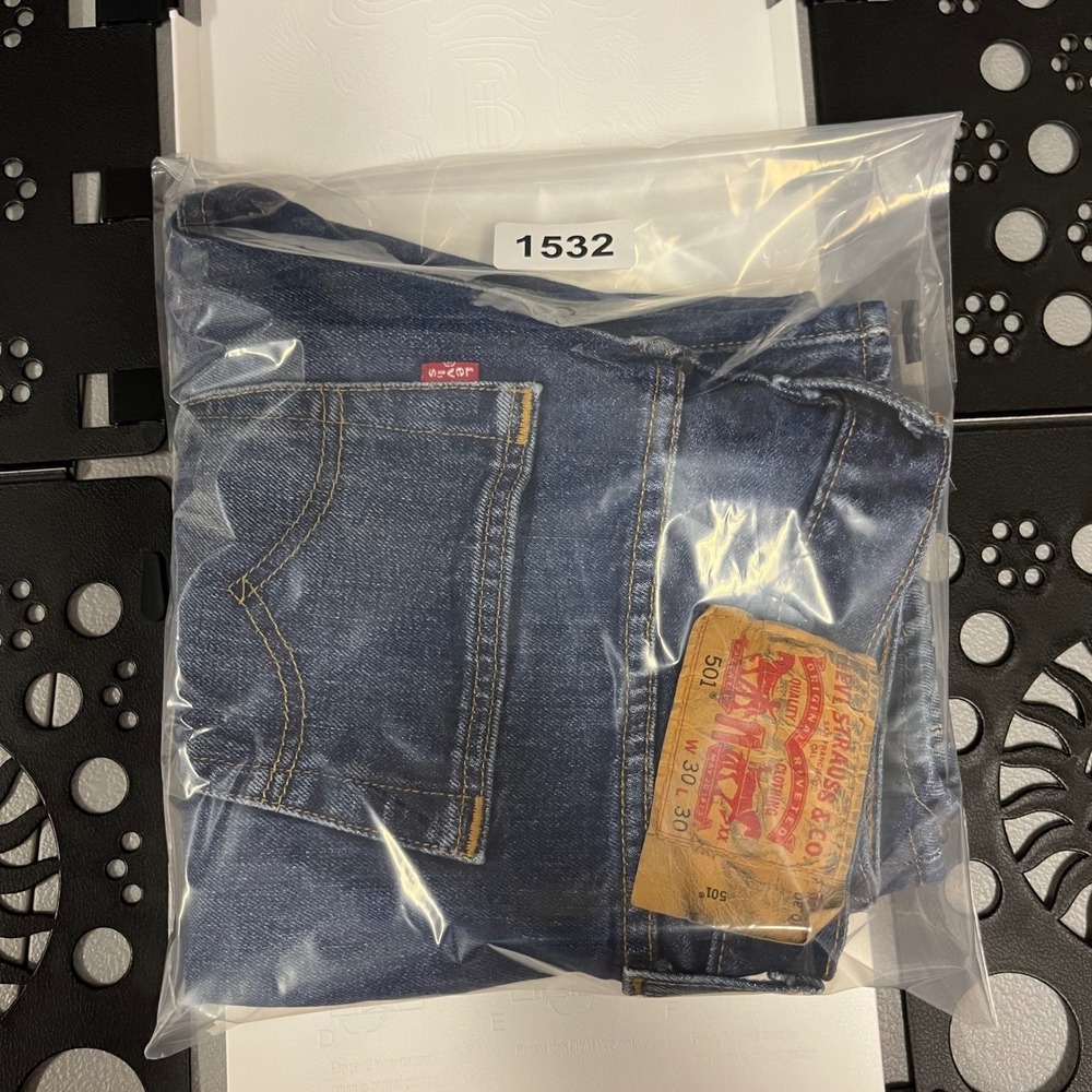 Levi's 501 Jeans Mens 31x29 Blue Medium Wash Vintage Straight Leg Button Fly - Picture 14 of 14